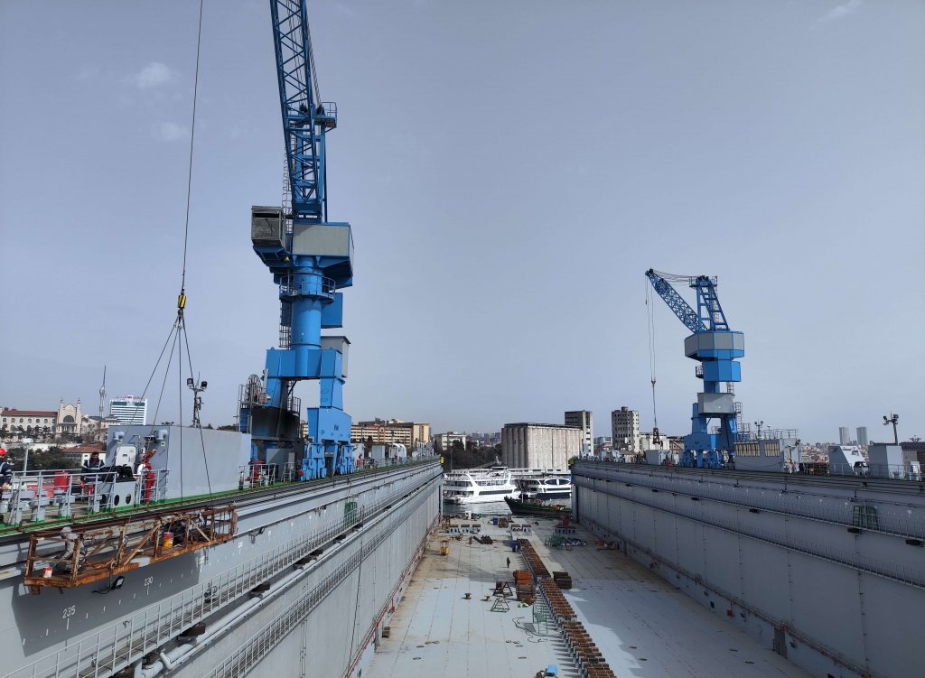 floating _dock_crane